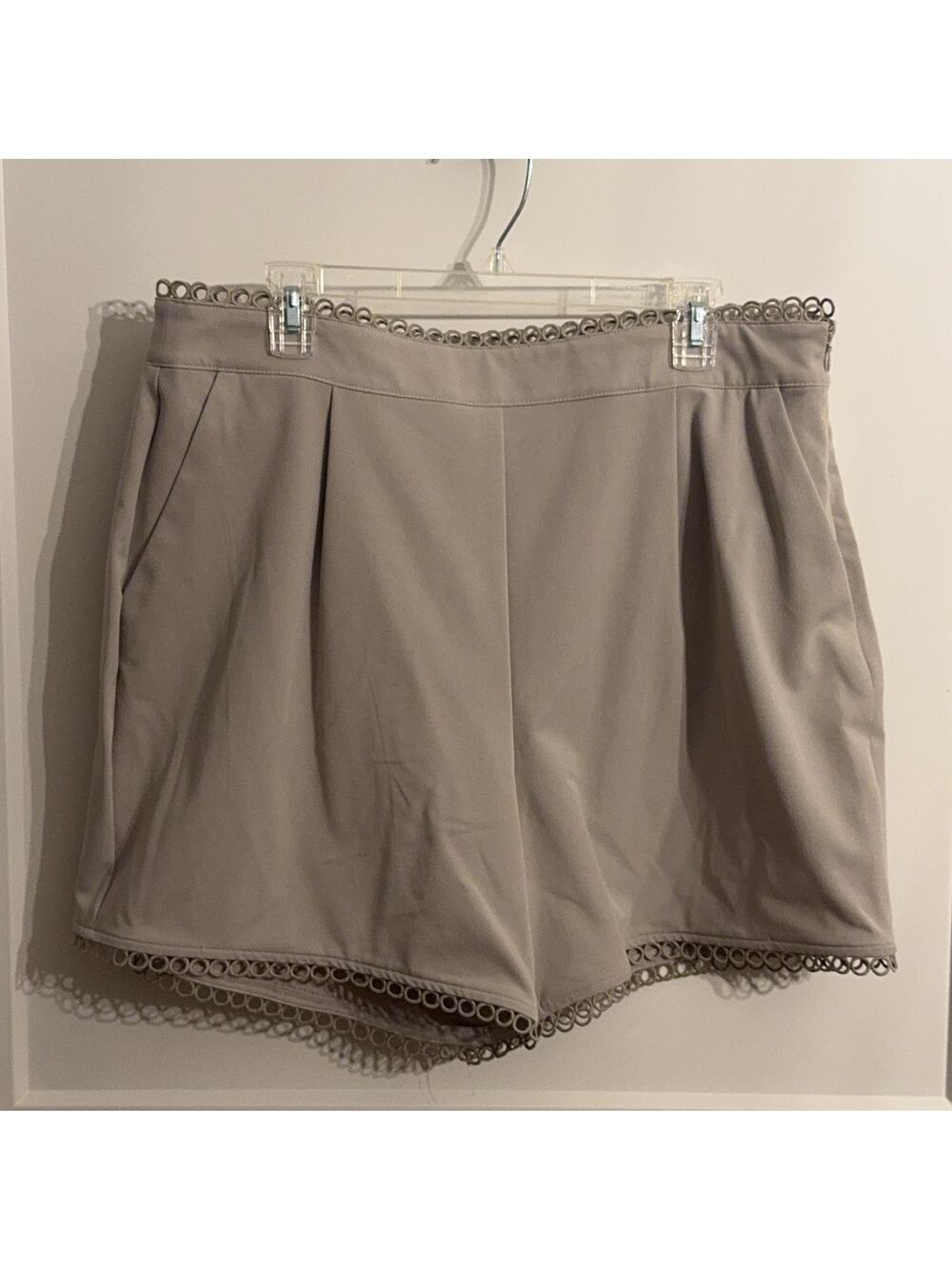 Rafaella Chino Shorts Sz 16 Beige Pleated Lace Trim Pockets Summer Dressy